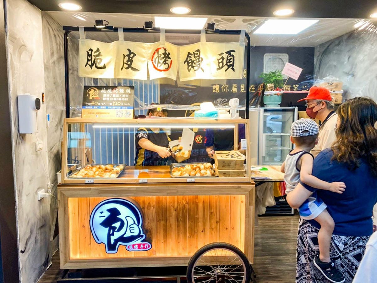 排隊再久也要吃！一天只賣四小時的超人氣秒殺脆皮烤饅頭，永和也