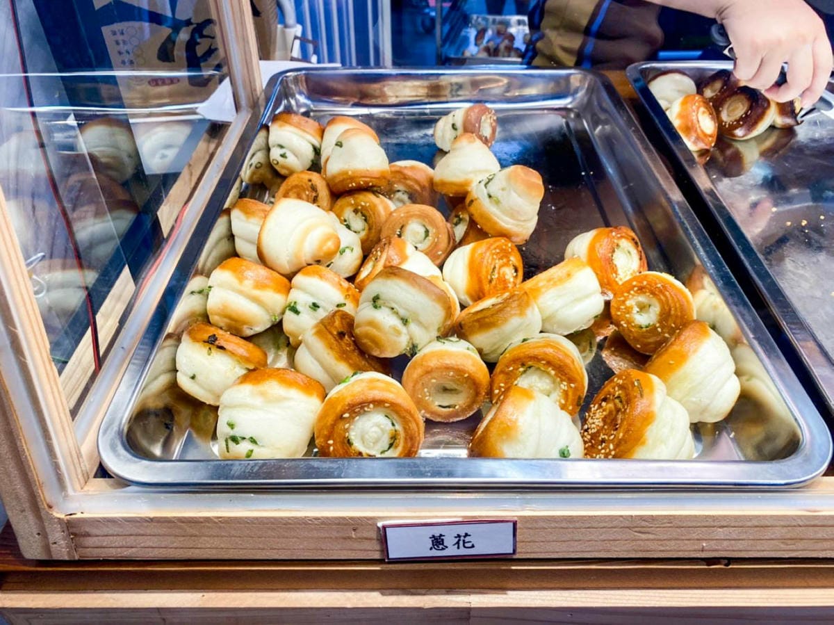 排隊再久也要吃！一天只賣四小時的超人氣秒殺脆皮烤饅頭，永和也