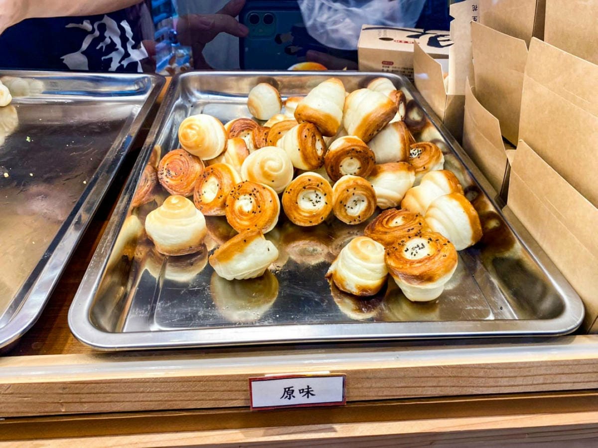 排隊再久也要吃！一天只賣四小時的超人氣秒殺脆皮烤饅頭，永和也