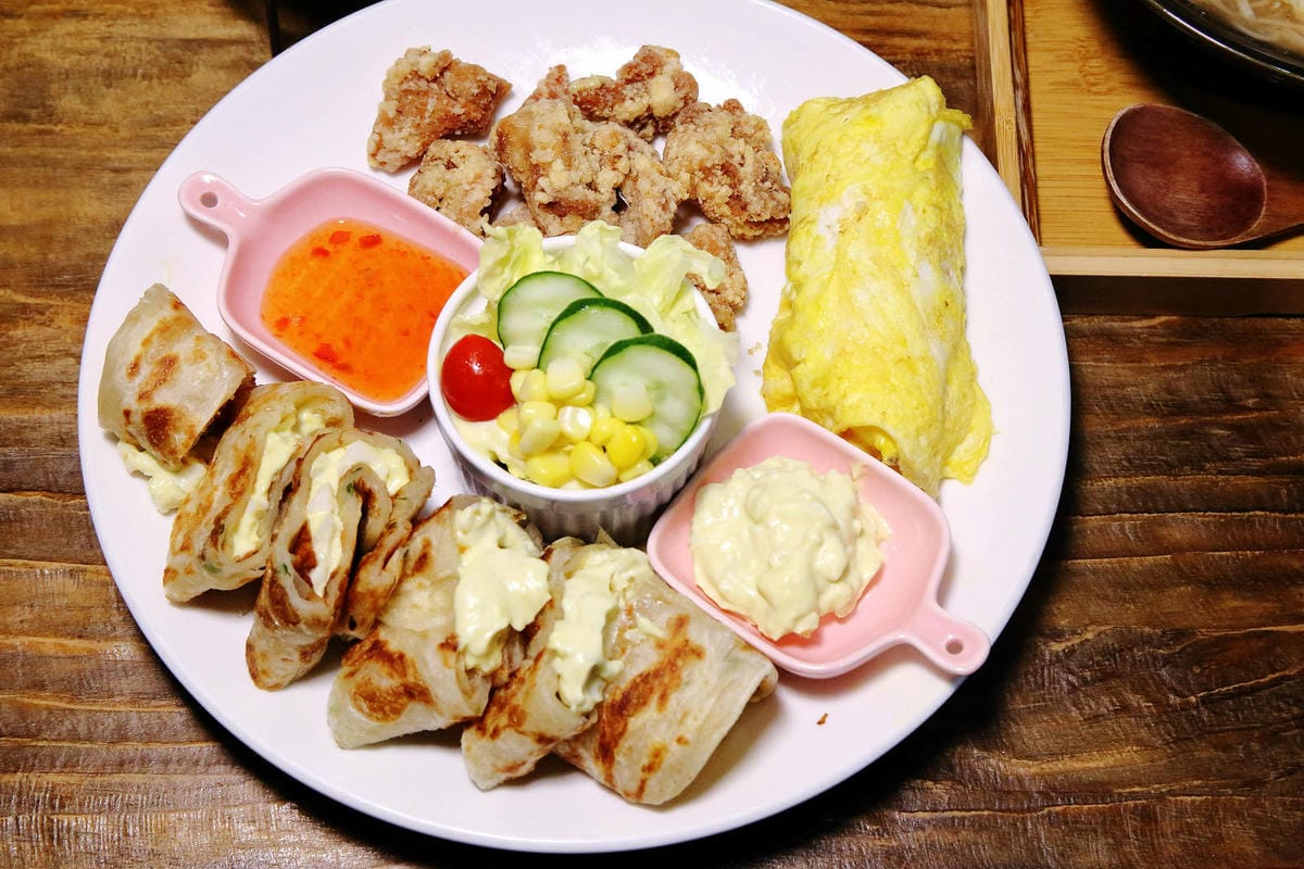 藏身社區的平價高人氣早午餐,竟然有加太陽蛋的麵線頭一次看到, 藏身社區的平價高人氣早午餐,竟然有加太陽蛋的麵線頭一次看到,