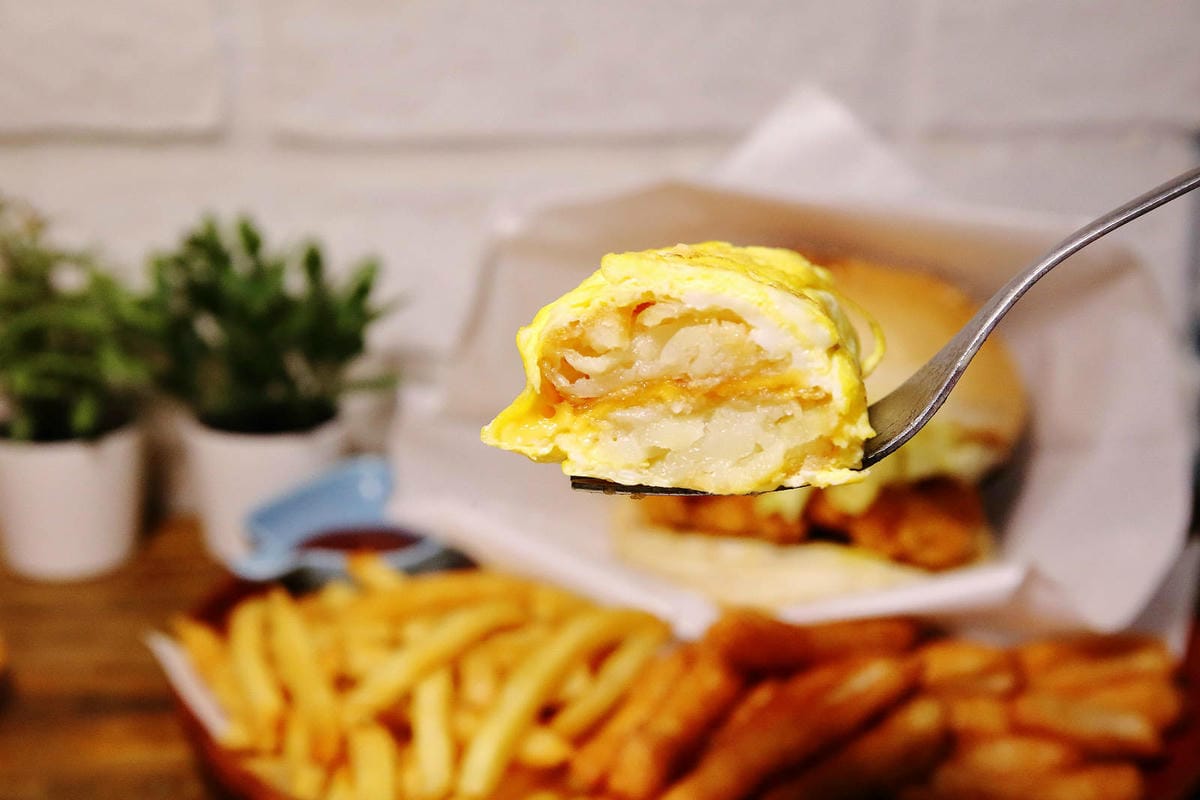 藏身社區的平價高人氣早午餐,竟然有加太陽蛋的麵線頭一次看到, 藏身社區的平價高人氣早午餐,竟然有加太陽蛋的麵線頭一次看到,