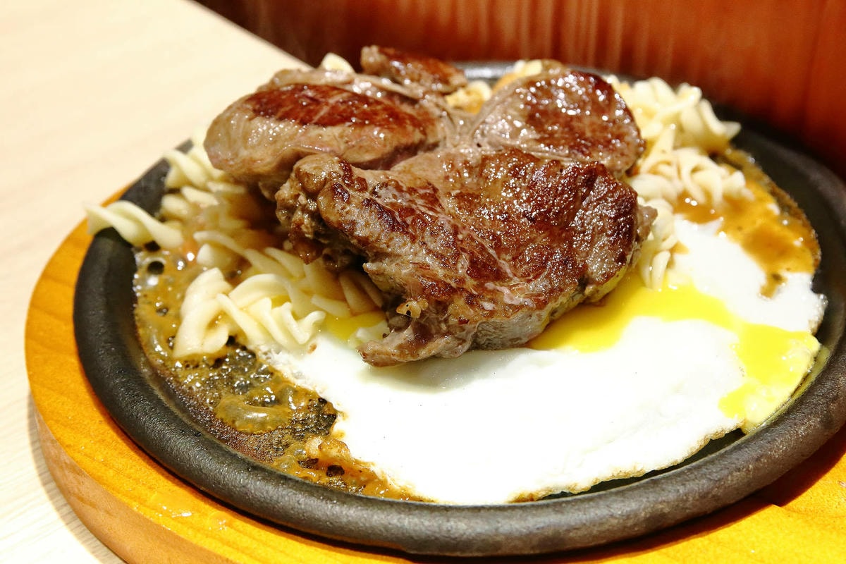 來自新竹的人氣平價牛排店小時厚牛排進軍永和,主餐190元起免