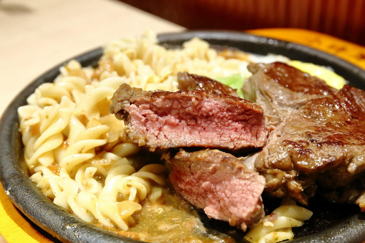 來自新竹的人氣平價牛排店小時厚牛排進軍永和,主餐190元起免