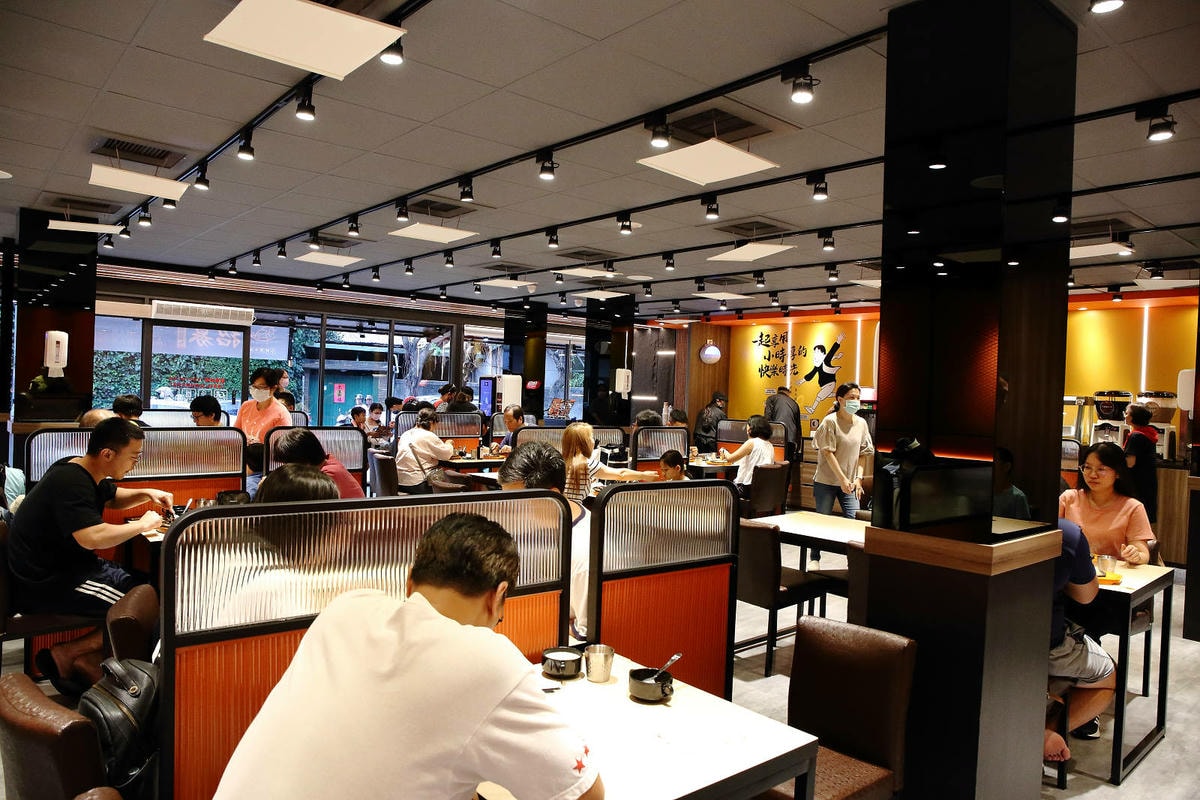 來自新竹的人氣平價牛排店小時厚牛排進軍永和,主餐190元起免