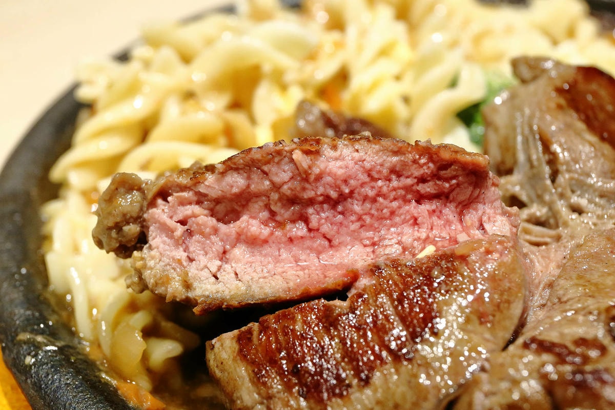 來自新竹的人氣平價牛排店小時厚牛排進軍永和,主餐190元起免