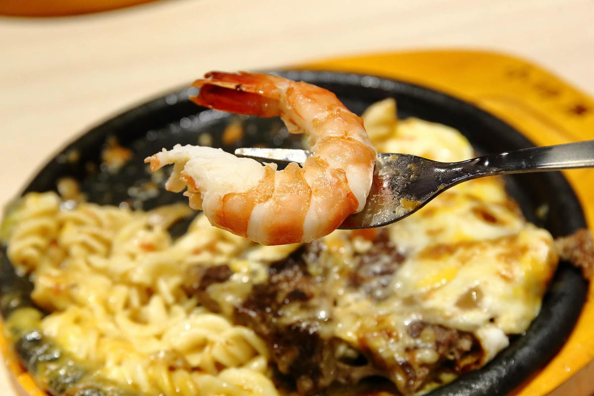 來自新竹的人氣平價牛排店小時厚牛排進軍永和,主餐190元起免