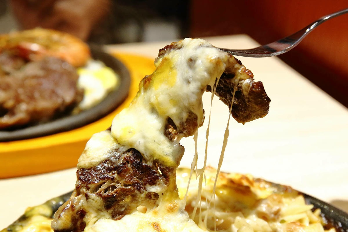 來自新竹的人氣平價牛排店小時厚牛排進軍永和,主餐190元起免