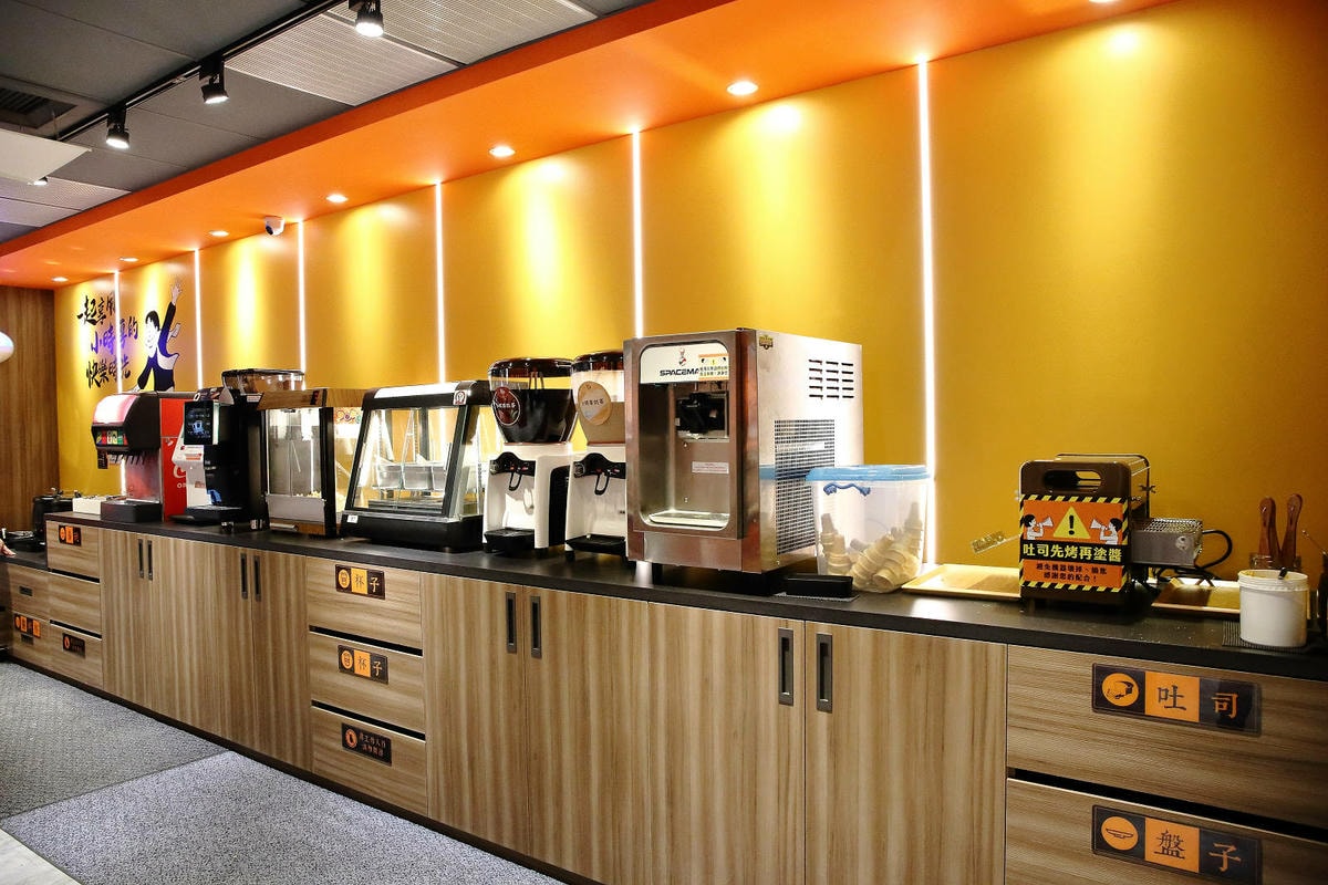 來自新竹的人氣平價牛排店小時厚牛排進軍永和,主餐190元起免