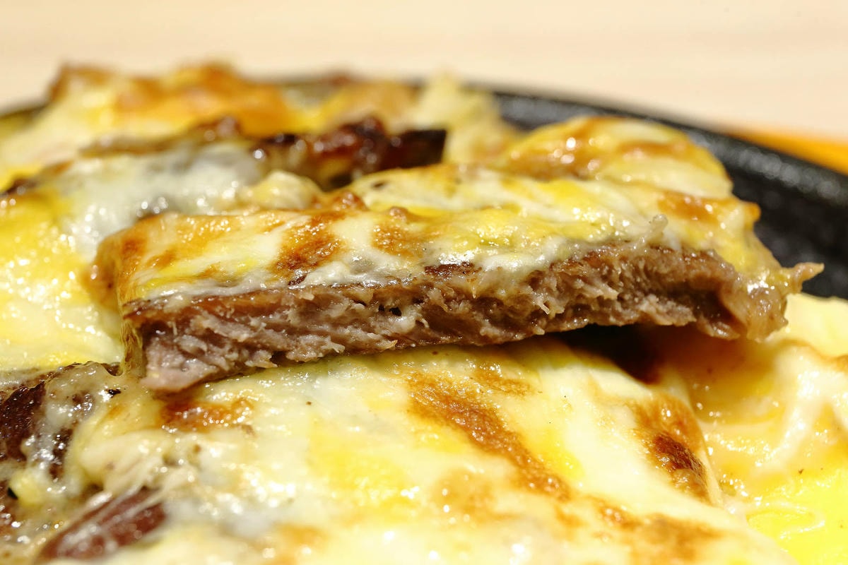 來自新竹的人氣平價牛排店小時厚牛排進軍永和,主餐190元起免