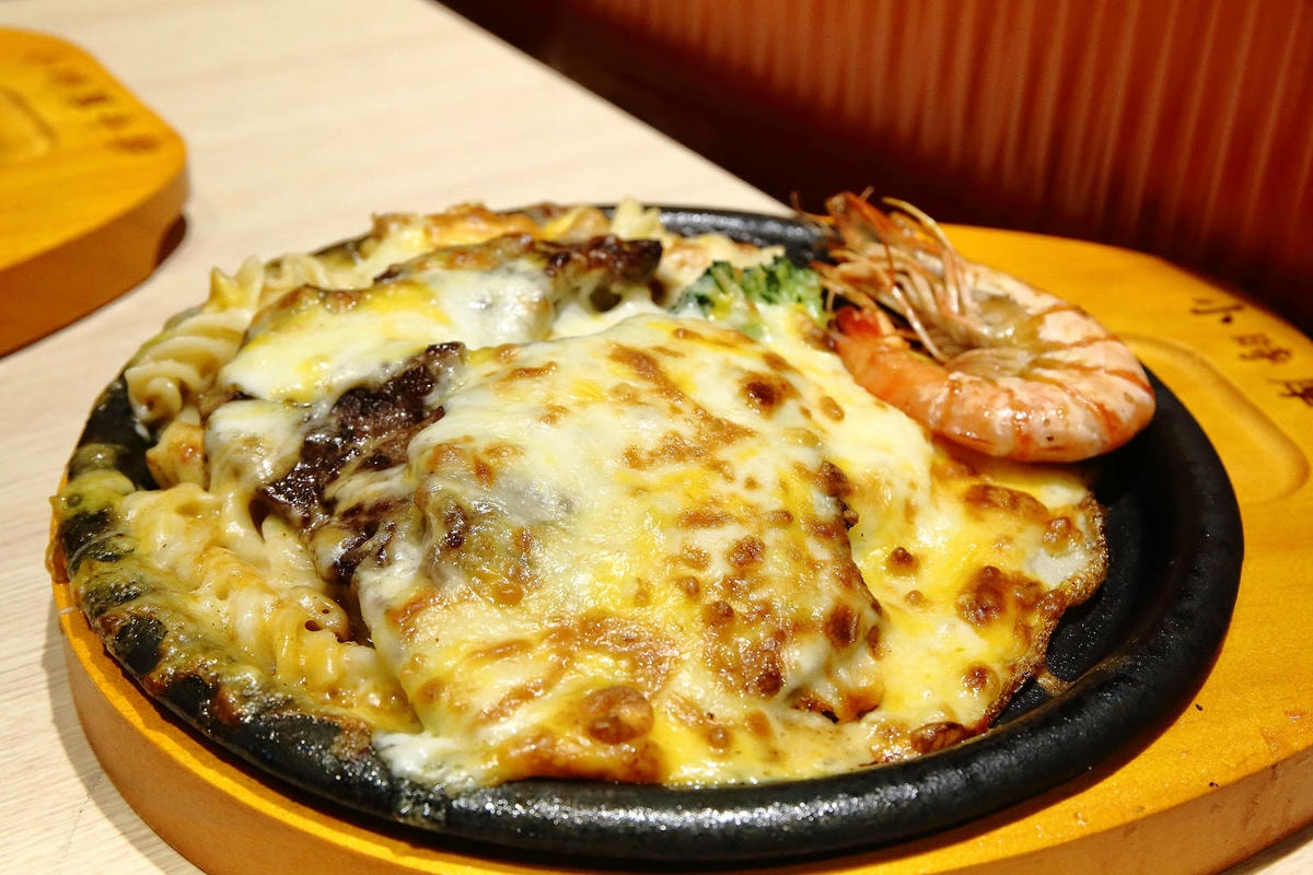 來自新竹的人氣平價牛排店小時厚牛排進軍永和,主餐190元起免