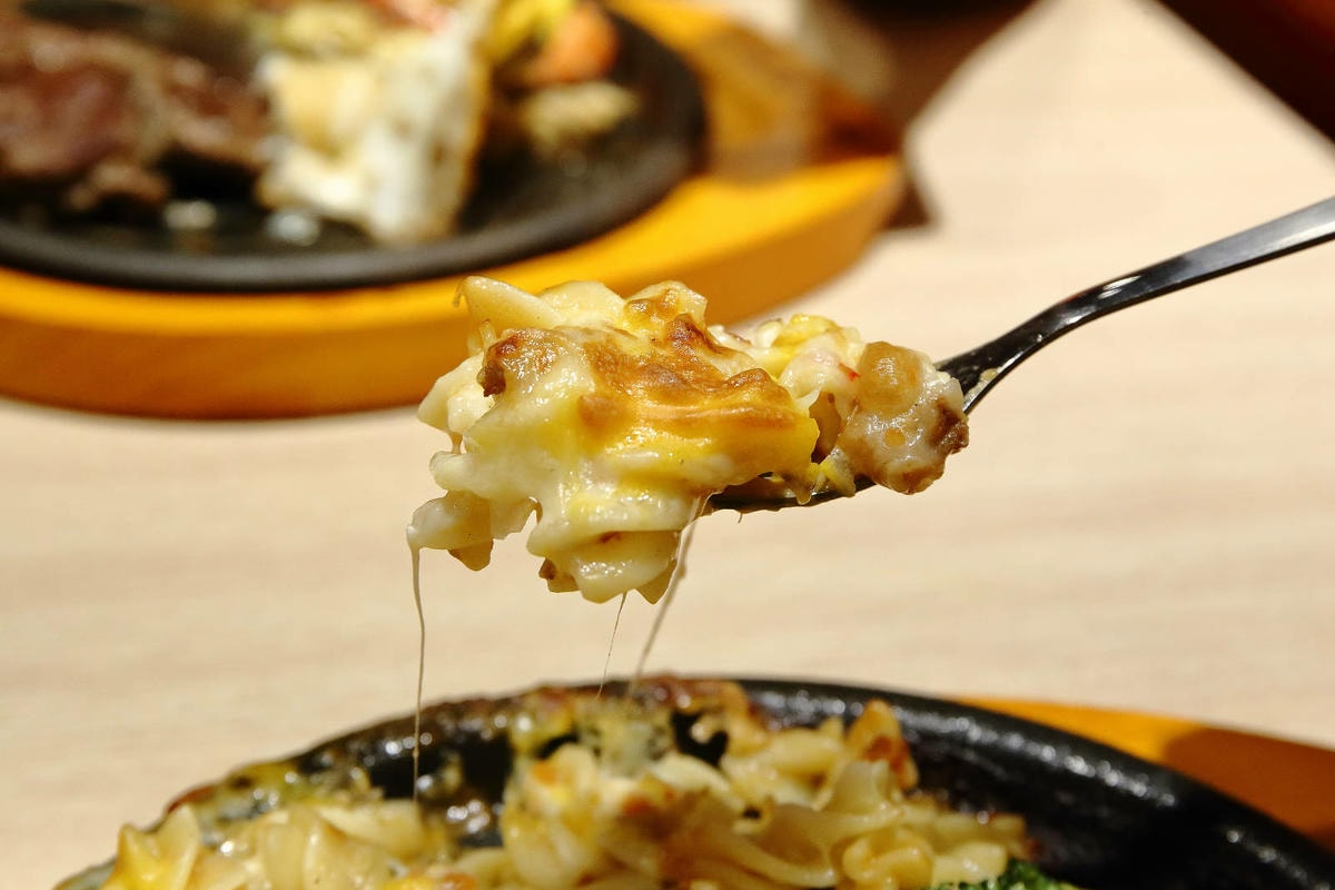 來自新竹的人氣平價牛排店小時厚牛排進軍永和,主餐190元起免