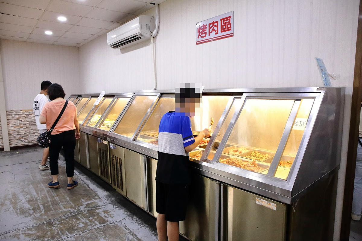 CP值爆表!當天到港海鮮漁獲燒烤吃到飽,超過30多種現流魚、 CP值爆表!當天到港海鮮漁獲燒烤吃到飽,超過30多種現流魚、