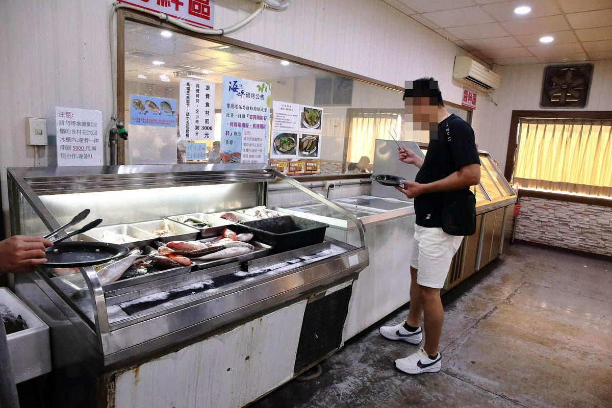 CP值爆表!當天到港海鮮漁獲燒烤吃到飽,超過30多種現流魚、 CP值爆表!當天到港海鮮漁獲燒烤吃到飽,超過30多種現流魚、