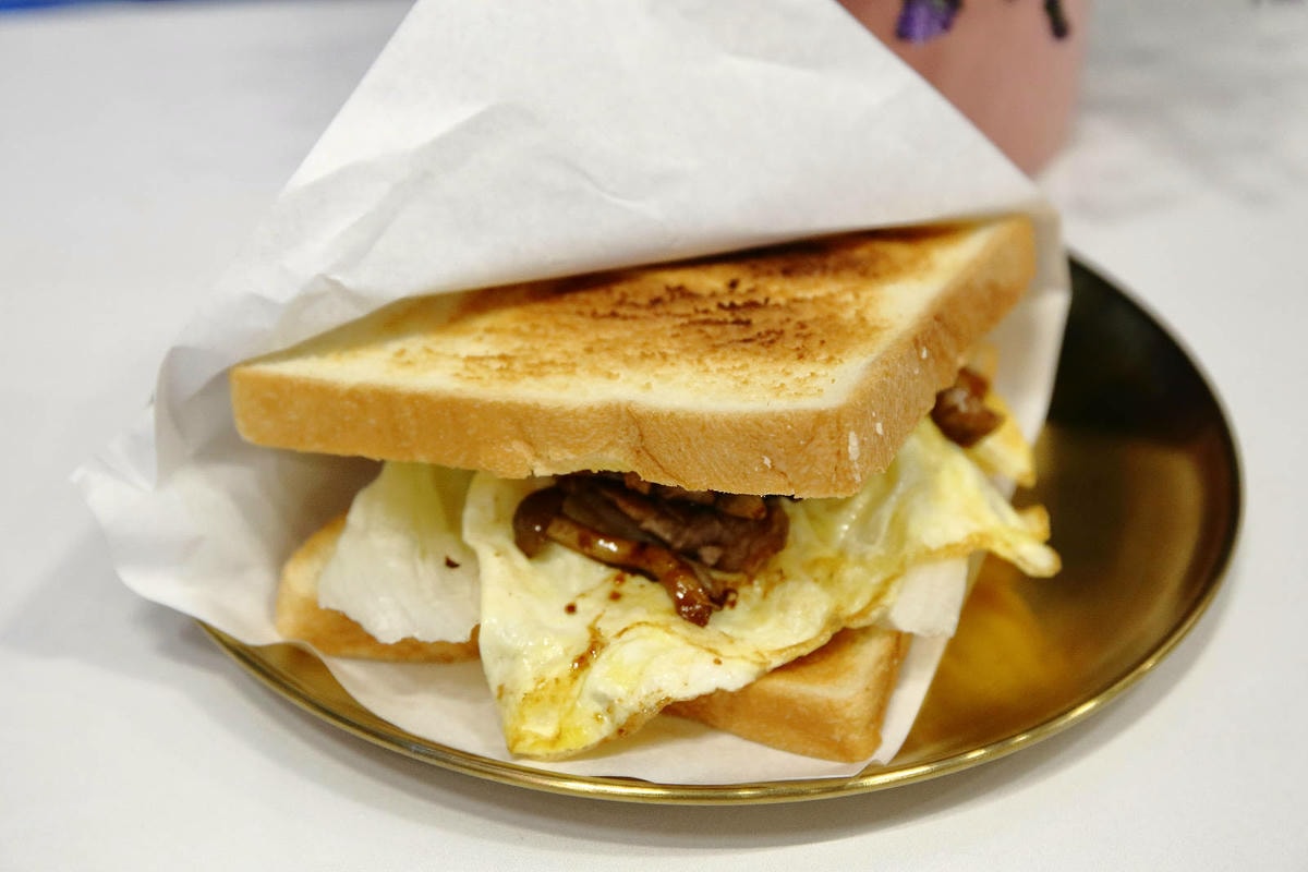 宜蘭美食早午餐這個超狂!碳個究竟早午晚餐浮誇系蛋餅多達34種