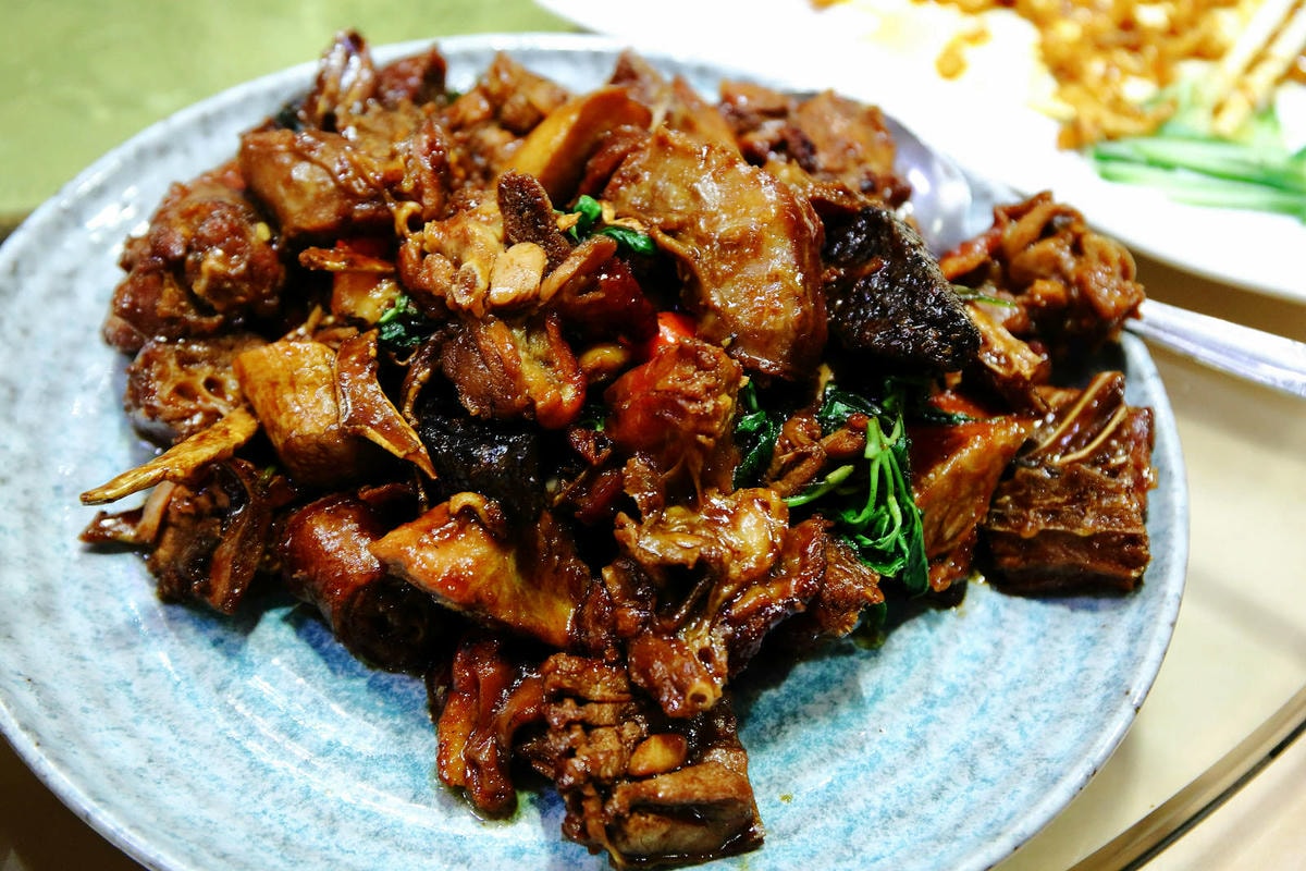 晶宴會館新品牌「晶粵軒烤鴨餐廳」,主打烤鴨搭配港式小點跟經典