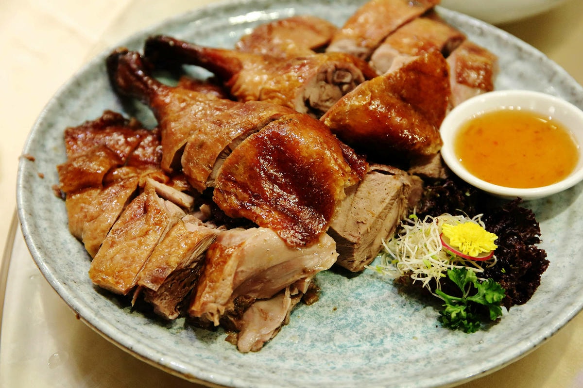 晶宴會館新品牌「晶粵軒烤鴨餐廳」,主打烤鴨搭配港式小點跟經典