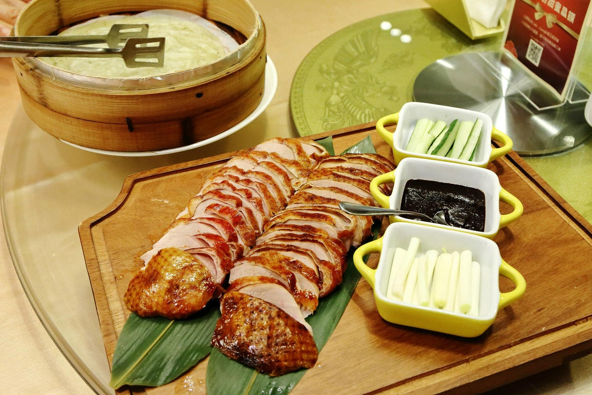 晶宴會館新品牌「晶粵軒烤鴨餐廳」,主打烤鴨搭配港式小點跟經典