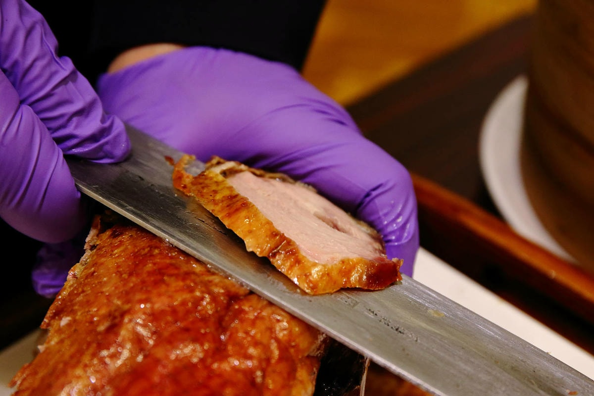 晶宴會館新品牌「晶粵軒烤鴨餐廳」,主打烤鴨搭配港式小點跟經典