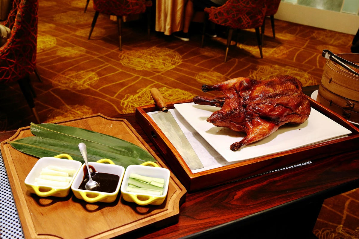晶宴會館新品牌「晶粵軒烤鴨餐廳」,主打烤鴨搭配港式小點跟經典
