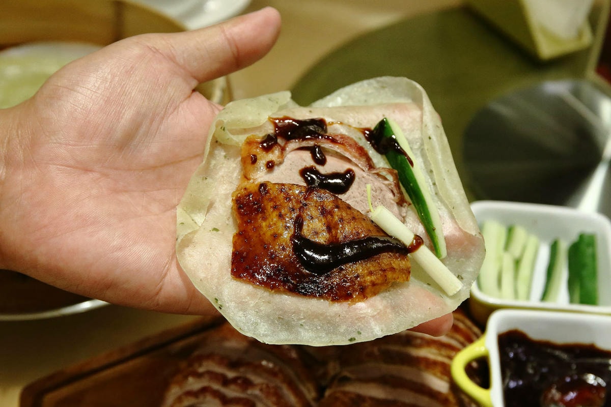 晶宴會館新品牌「晶粵軒烤鴨餐廳」,主打烤鴨搭配港式小點跟經典