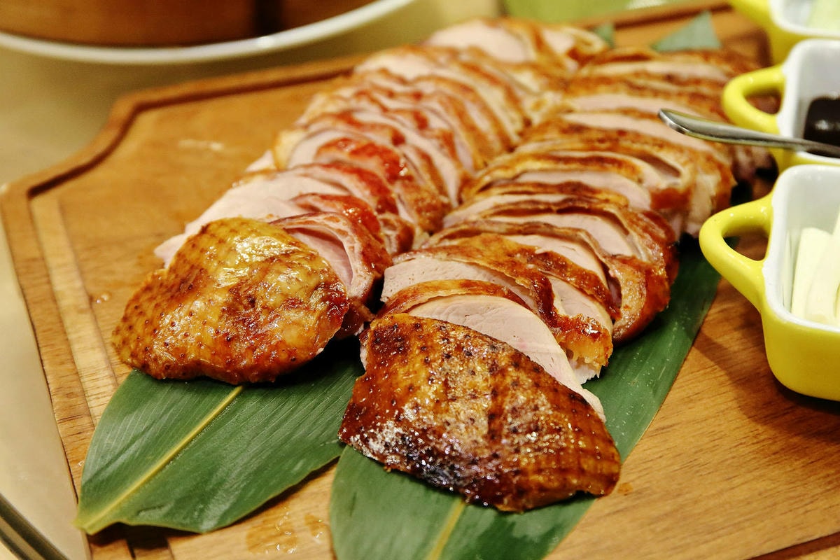 晶宴會館新品牌「晶粵軒烤鴨餐廳」,主打烤鴨搭配港式小點跟經典