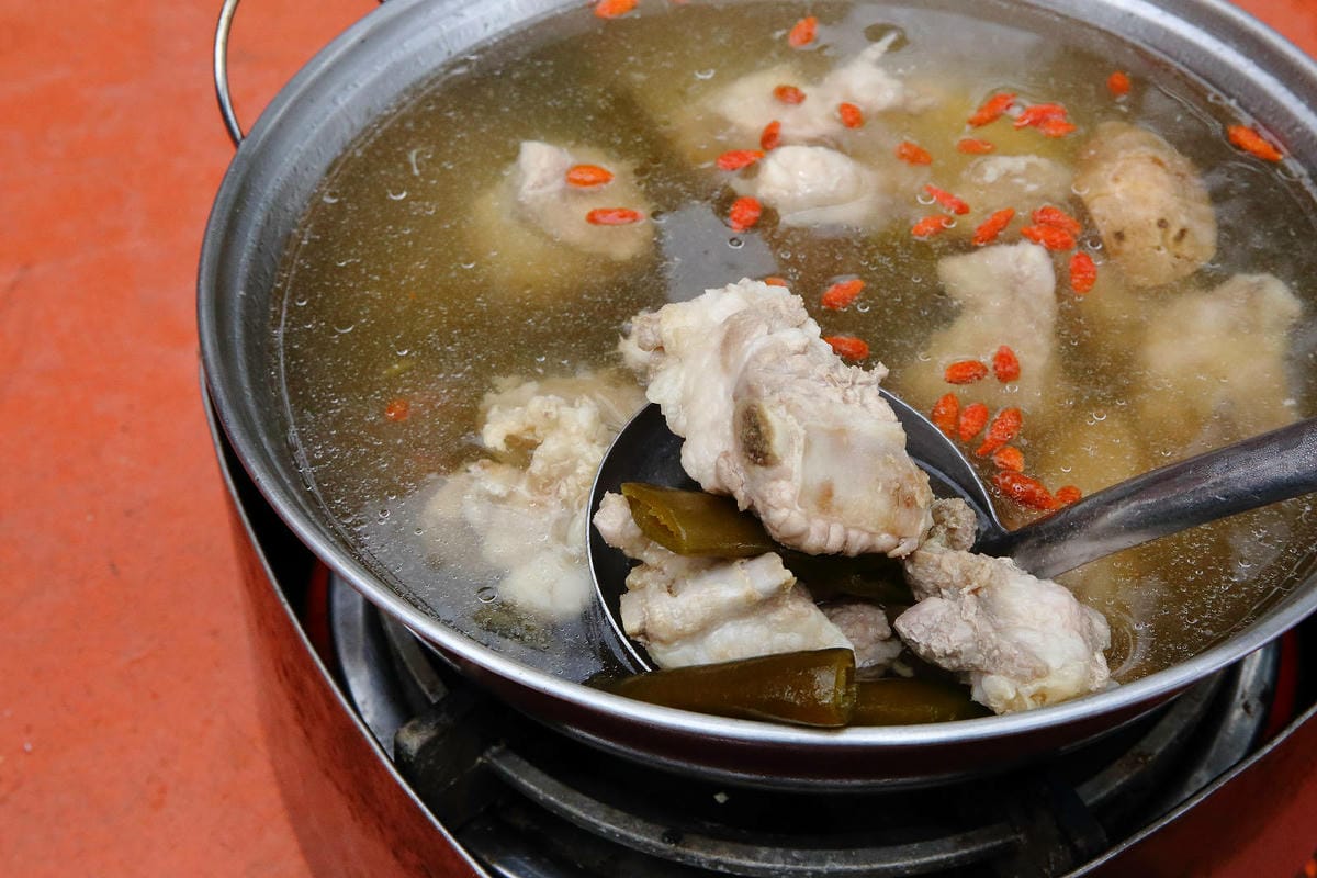 陽明山土雞景觀餐廳推薦，竹子湖杉木林餐廳白斬雞、野菜、寵物友