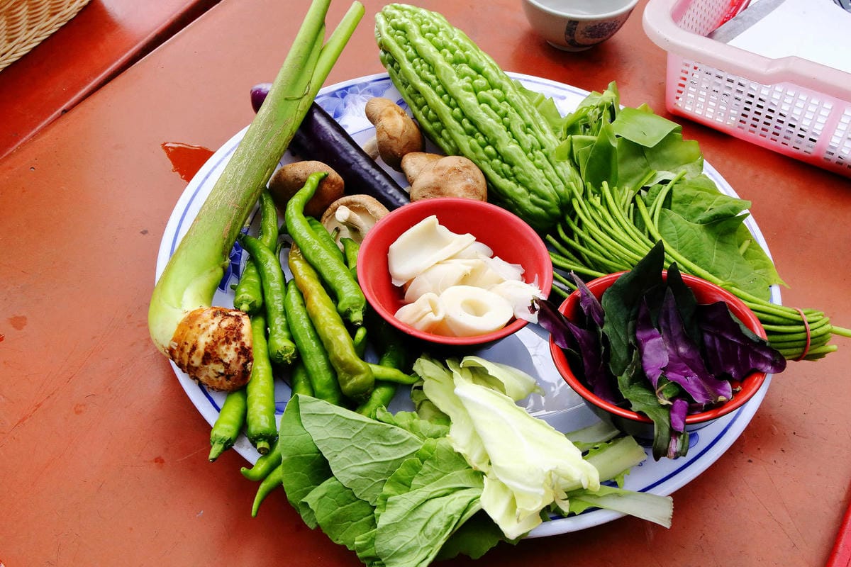 陽明山土雞景觀餐廳推薦，竹子湖杉木林餐廳白斬雞、野菜、寵物友