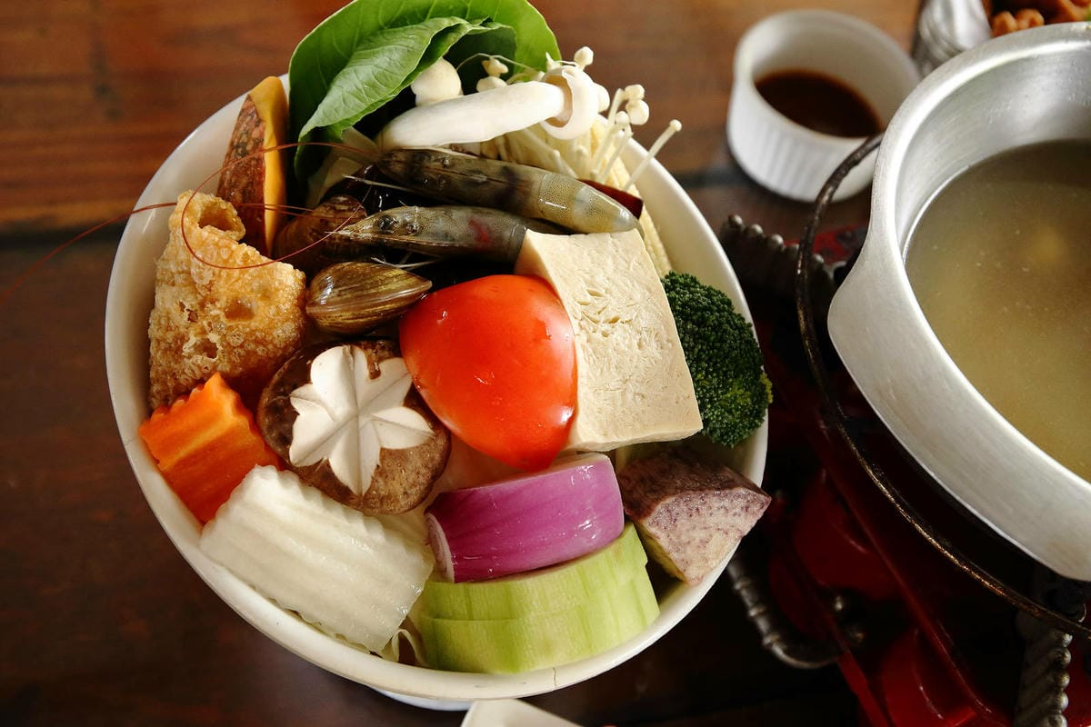 高雄親子景點寵物友善景觀餐廳。喝咖啡看飛機、可愛動物區互動、