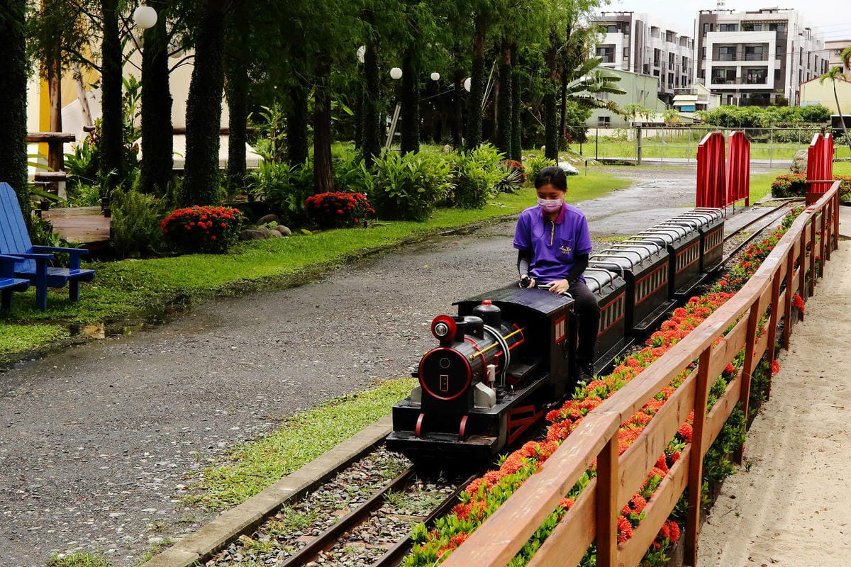 高雄親子景點寵物友善景觀餐廳。喝咖啡看飛機、可愛動物區互動、