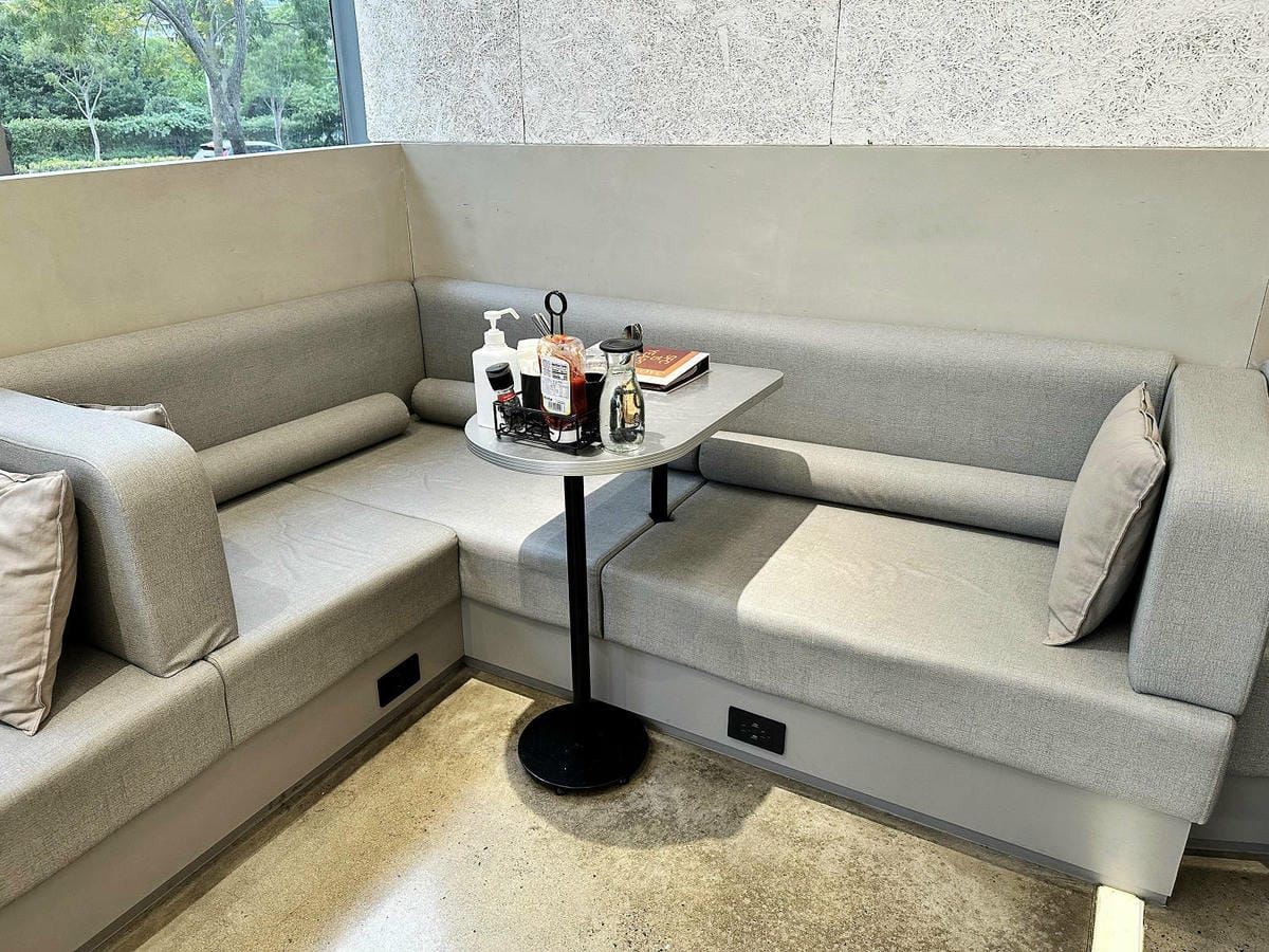 亞東醫院美食推薦，貳樓板橋店，板橋寵物友善餐廳，科技感裝潢，