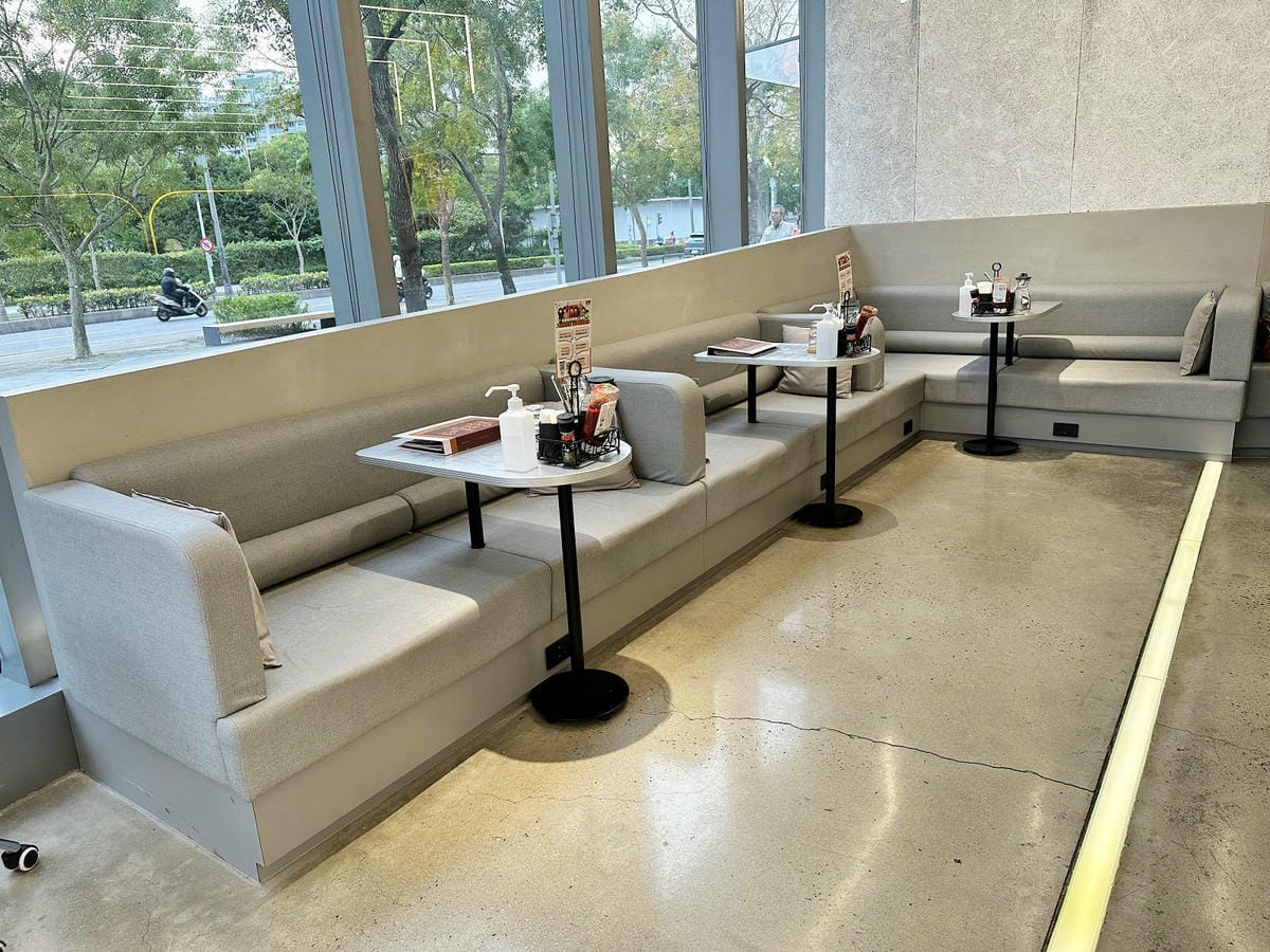 亞東醫院美食推薦，貳樓板橋店，板橋寵物友善餐廳，科技感裝潢，