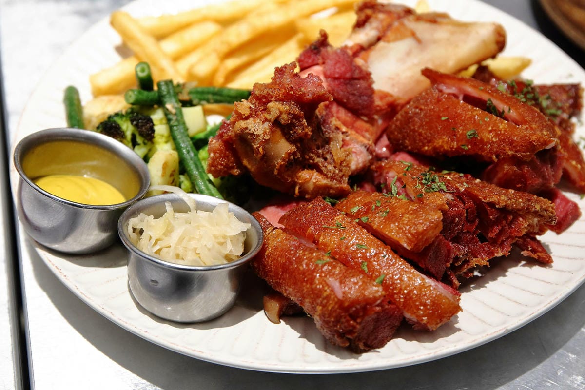 亞東醫院美食推薦，貳樓板橋店，板橋寵物友善餐廳，科技感裝潢，