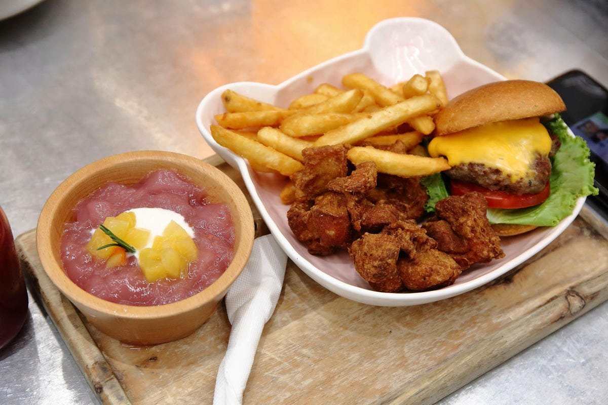 亞東醫院美食推薦，貳樓板橋店，板橋寵物友善餐廳，科技感裝潢，