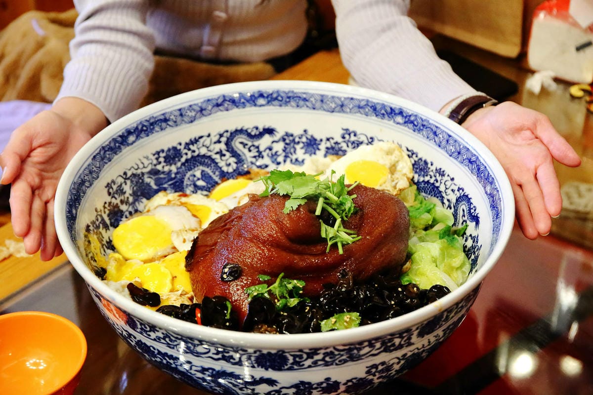 老五の秘密雞地。爆量爌肉飯挑戰大胃王極限，五哥的無菜單料理上