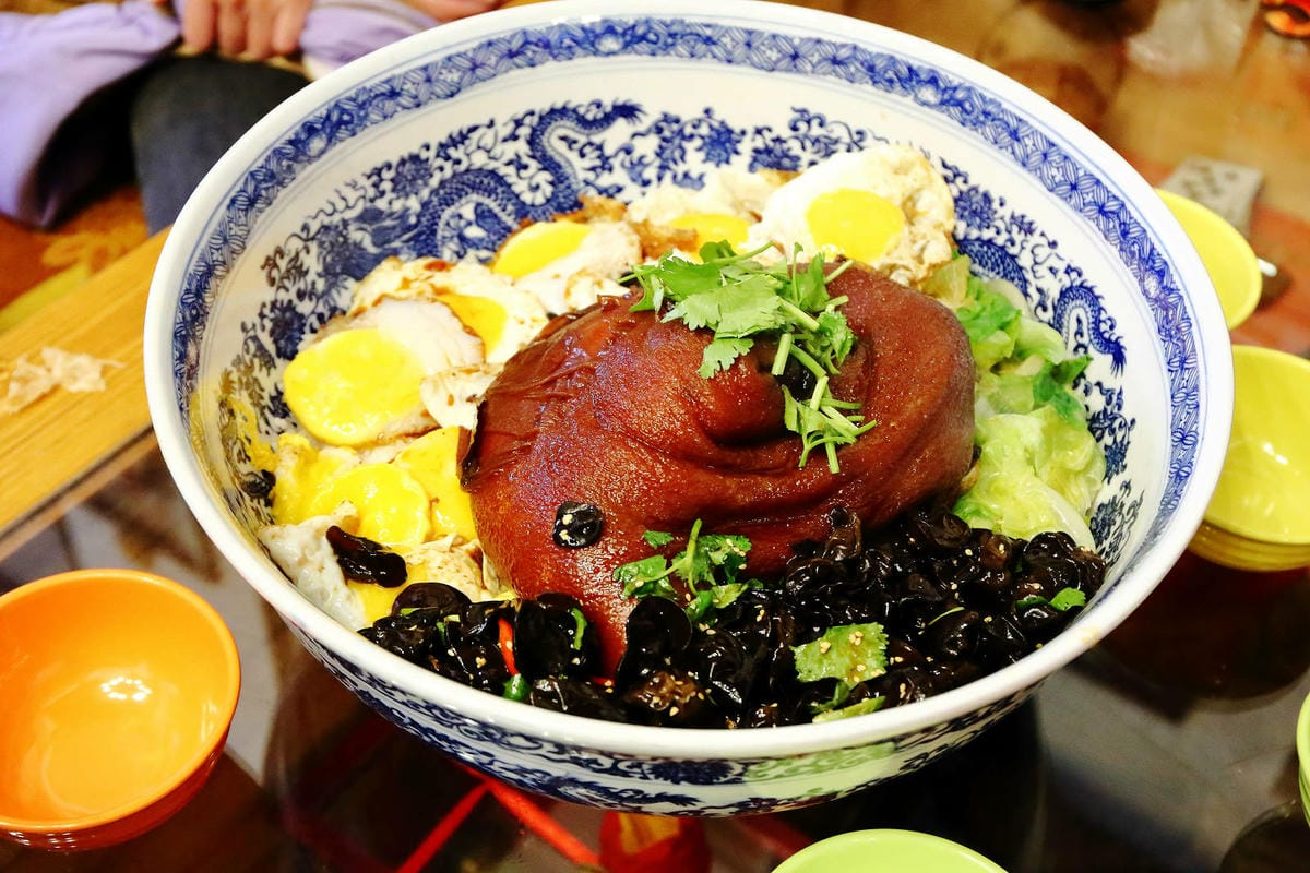 老五の秘密雞地。爆量爌肉飯挑戰大胃王極限，五哥的無菜單料理上