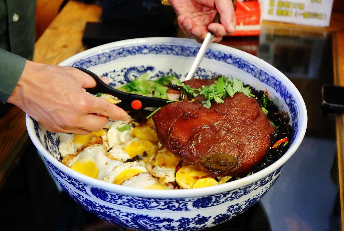 老五の秘密雞地。爆量爌肉飯挑戰大胃王極限，五哥的無菜單料理上