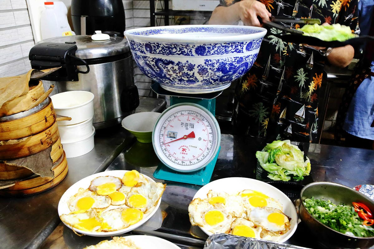 老五の秘密雞地。爆量爌肉飯挑戰大胃王極限，五哥的無菜單料理上