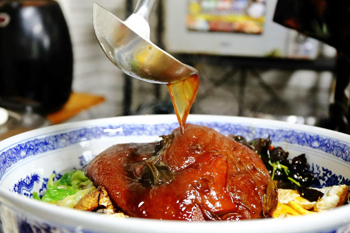 老五の秘密雞地。爆量爌肉飯挑戰大胃王極限，五哥的無菜單料理上