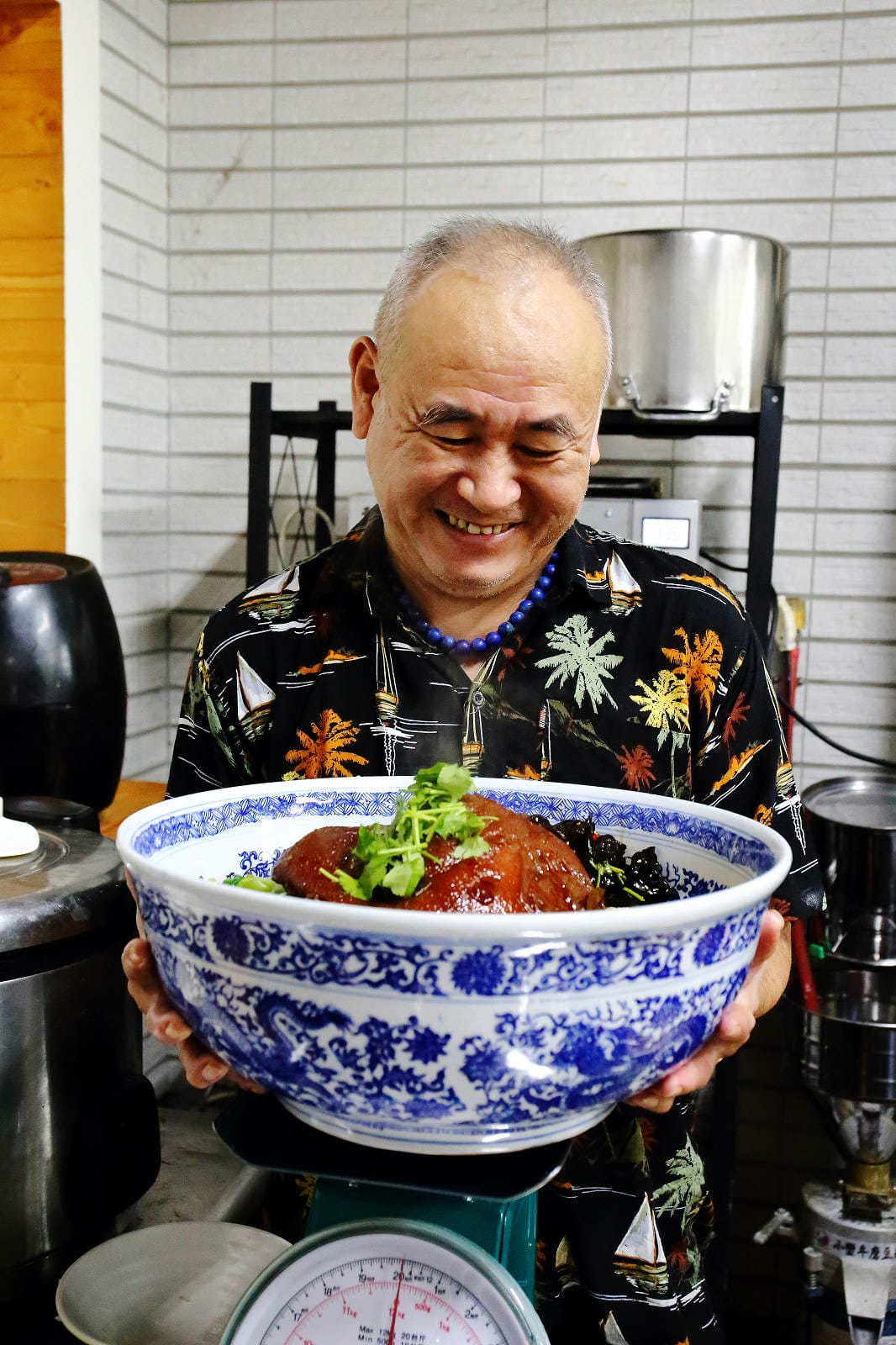 老五の秘密雞地。爆量爌肉飯挑戰大胃王極限，五哥的無菜單料理上