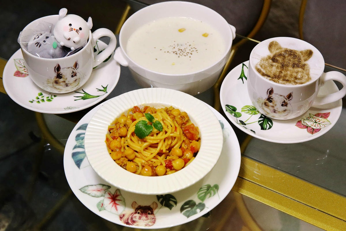 悠悠龍貓咖啡。全台唯一一間龍貓咖啡廳,龍貓卡通本尊活跳跳現身