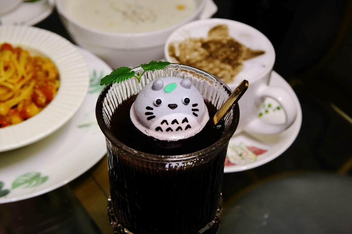 悠悠龍貓咖啡。全台唯一一間龍貓咖啡廳,龍貓卡通本尊活跳跳現身