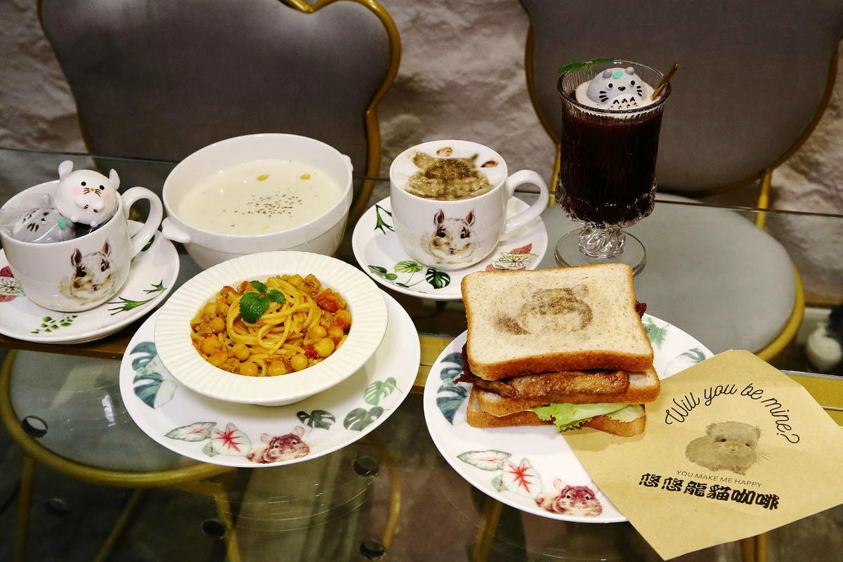 悠悠龍貓咖啡。全台唯一一間龍貓咖啡廳,龍貓卡通本尊活跳跳現身