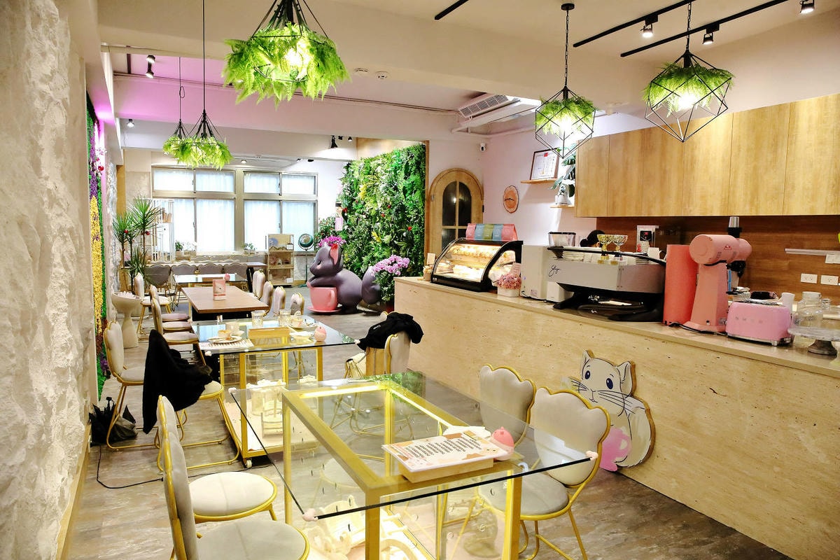 悠悠龍貓咖啡。全台唯一一間龍貓咖啡廳,龍貓卡通本尊活跳跳現身