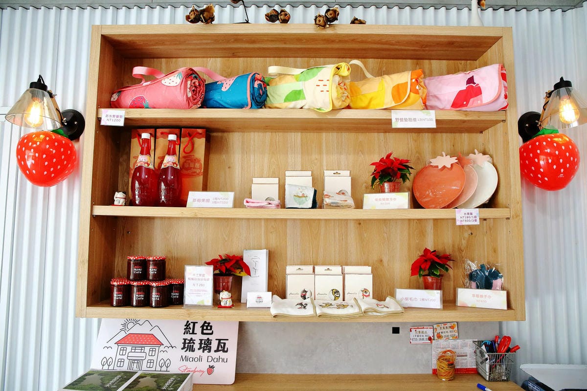 採草莓囉!苗栗大湖特色農場推薦,紅色琉璃瓦&SUHU Caf 採草莓囉!苗栗大湖特色農場推薦,紅色琉璃瓦&SUHU Caf