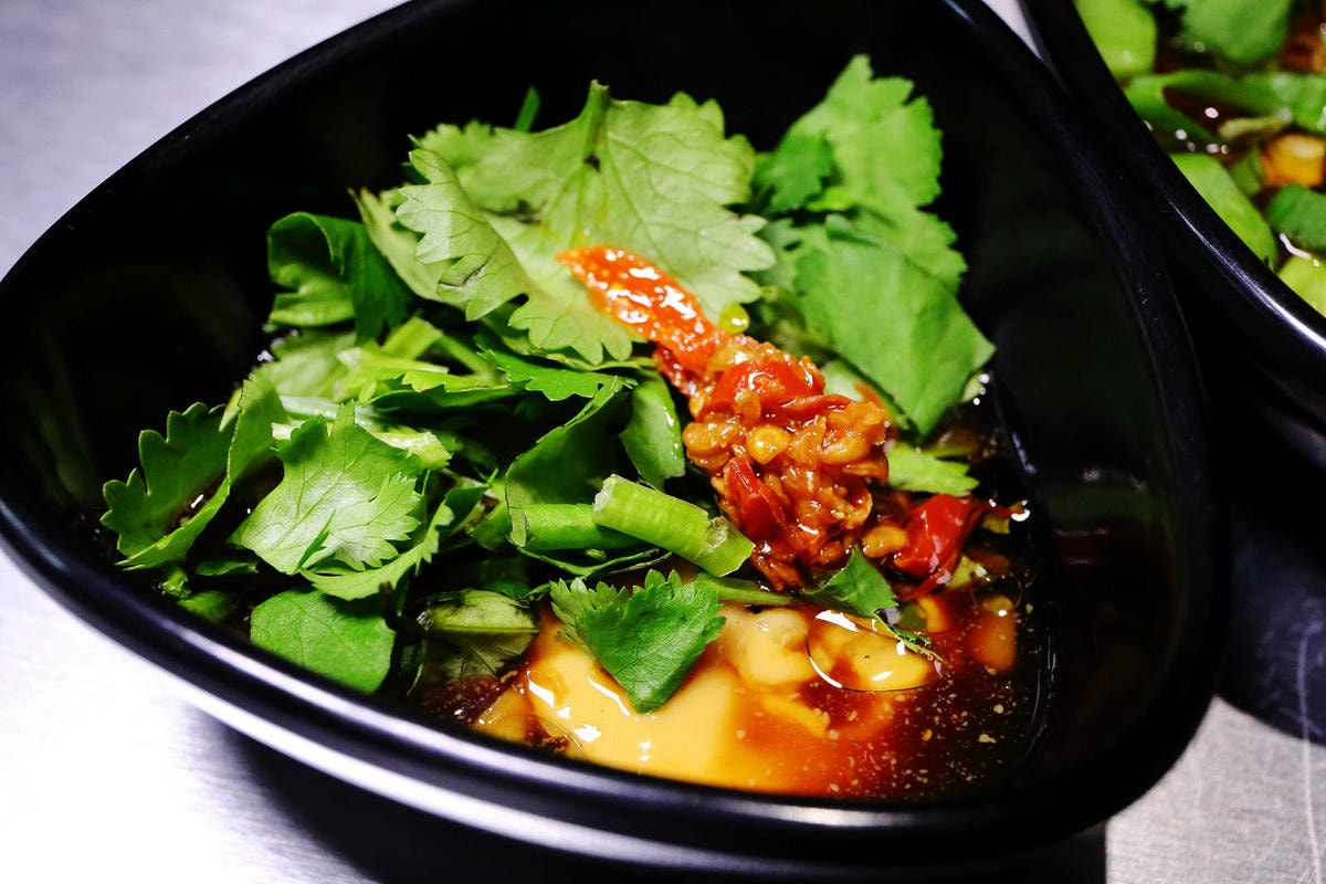 饒河夜市美食推薦,蘇記嘀兜雞台北松山店,獨門祕製超濃郁大骨湯