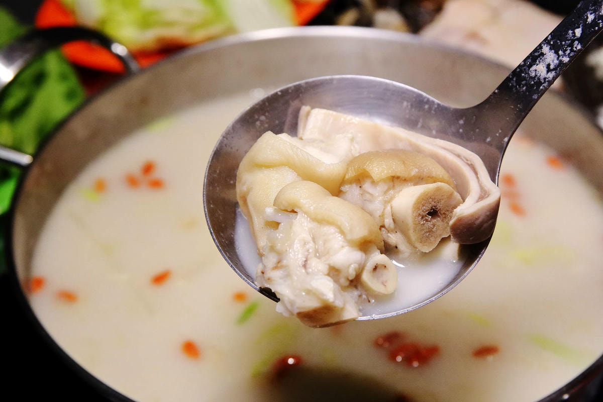 饒河夜市美食推薦,蘇記嘀兜雞台北松山店,獨門祕製超濃郁大骨湯