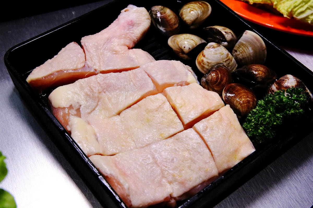 饒河夜市美食推薦,蘇記嘀兜雞台北松山店,獨門祕製超濃郁大骨湯