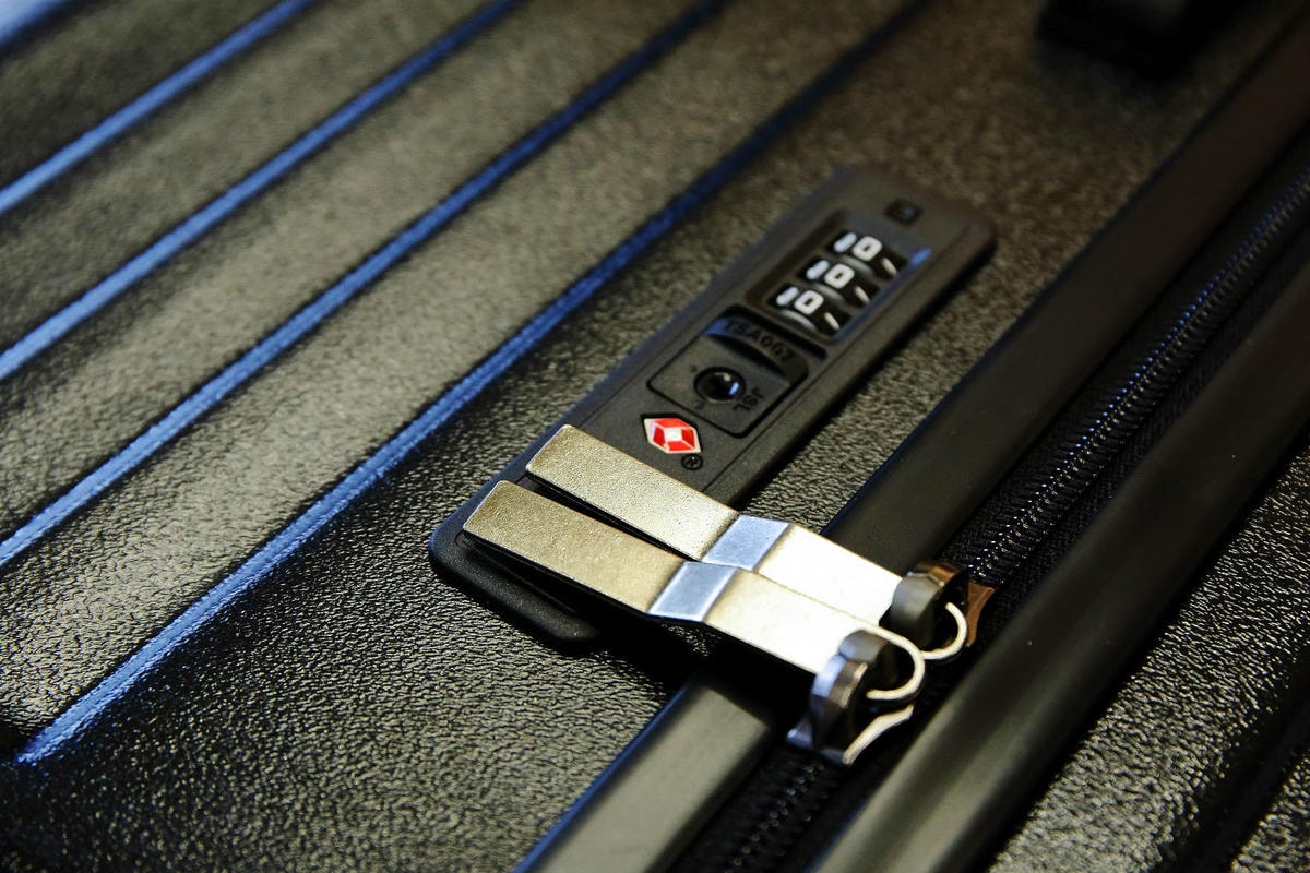 桃園行李箱推薦!黑箱作業行李箱維修/零售專賣店,28吋鋁框大