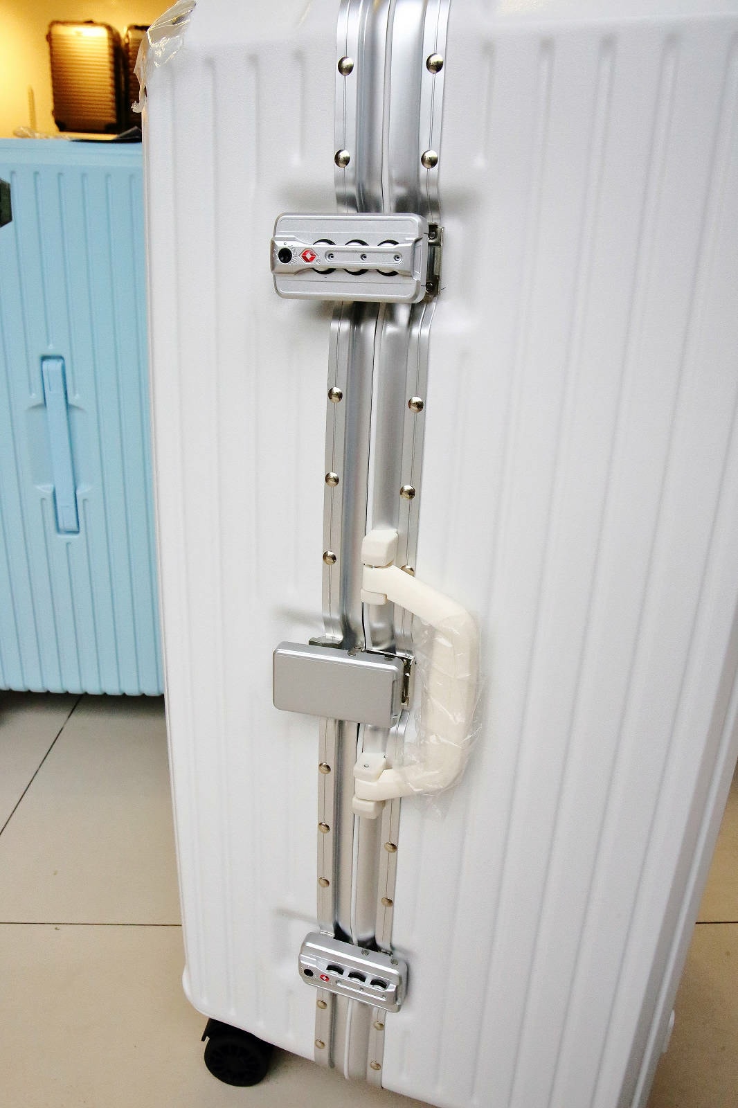 桃園行李箱推薦!黑箱作業行李箱維修/零售專賣店,28吋鋁框大