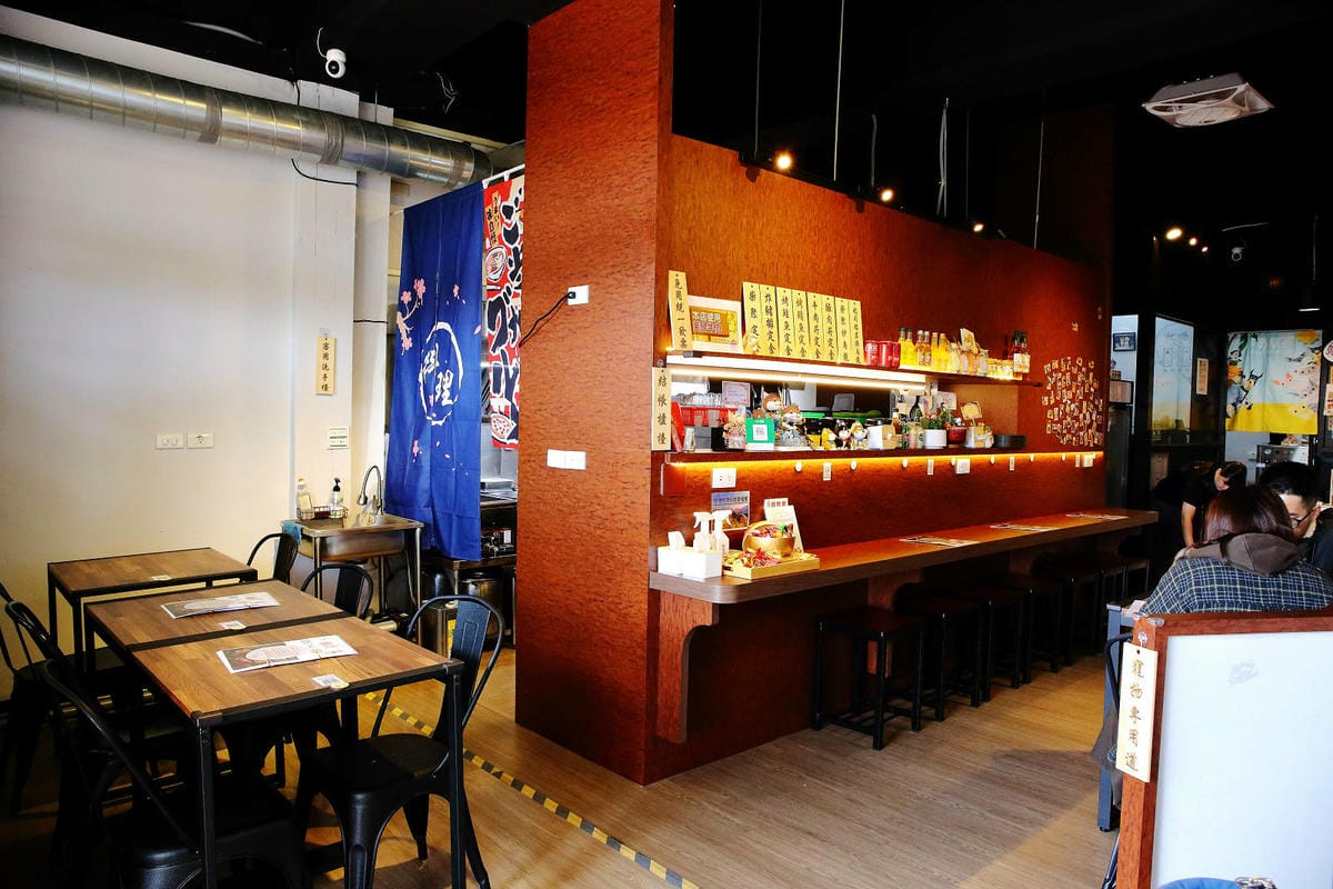 柴聚小吃。中壢寵物友善餐廳，最萌柴柴陪吃陪玩，狗派的朋友們注